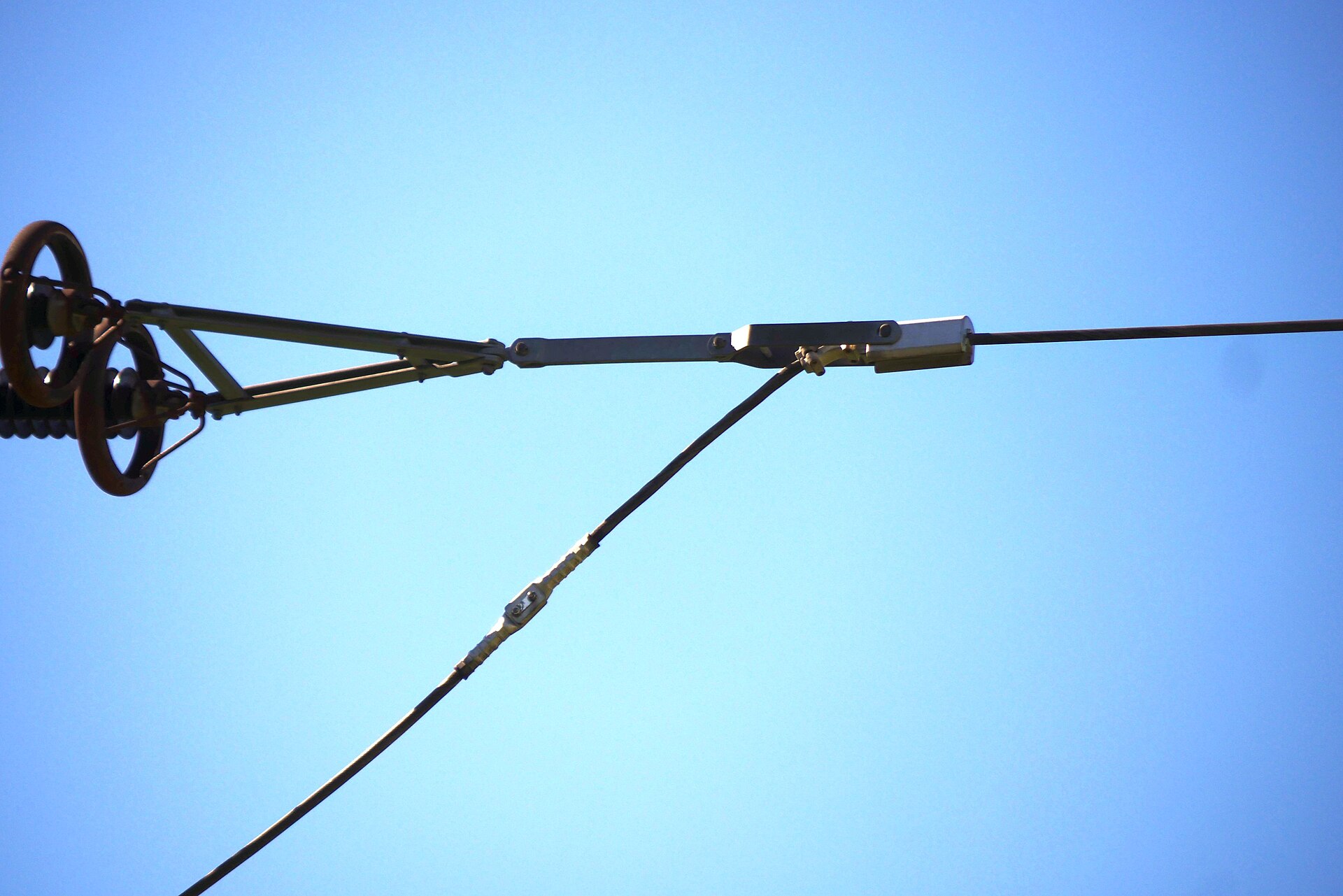 Tension clamp dead-end assembly on an overhead line