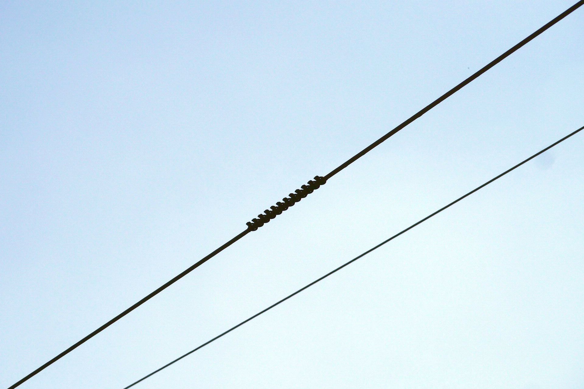 Preformed rods wrapped around an overhead line conductor