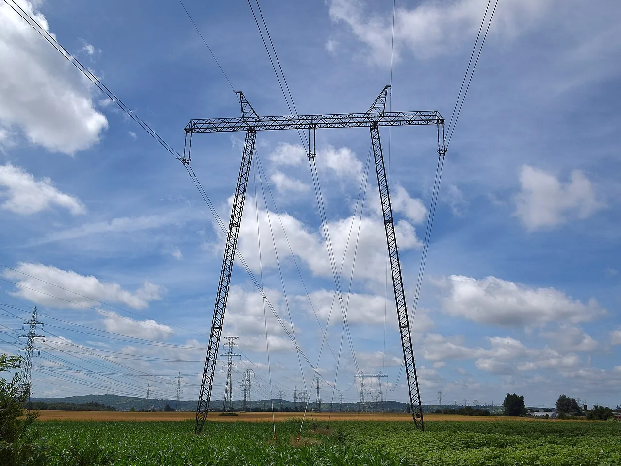 Guyed transmission pylon held by steel guy strands