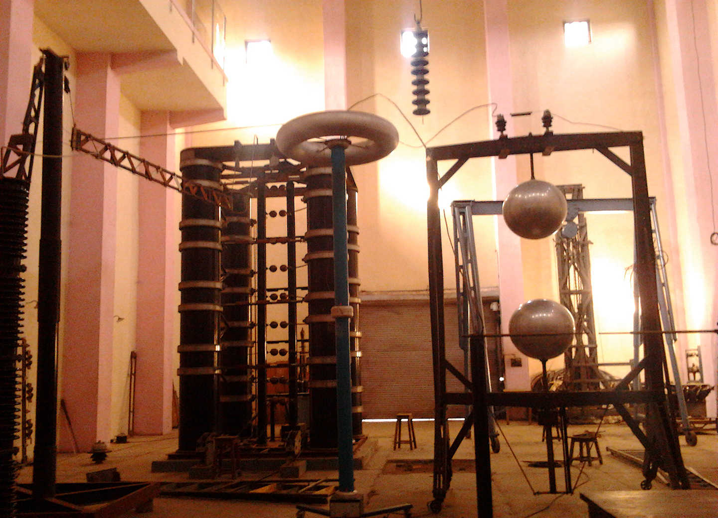 High voltage laboratory with toroidal electrode on a test stack