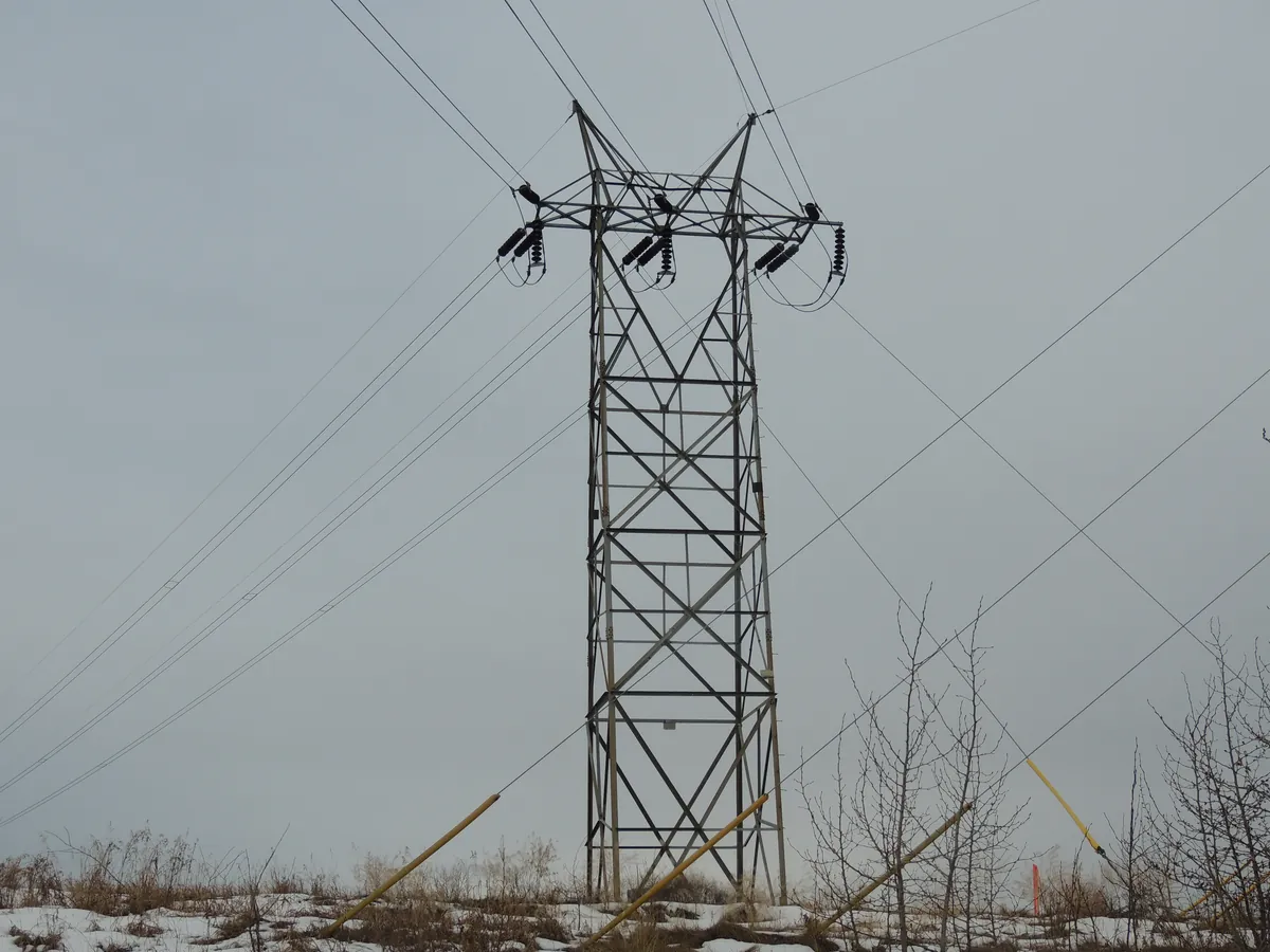 Estructura de transmisión de punta atada con cables de tirante