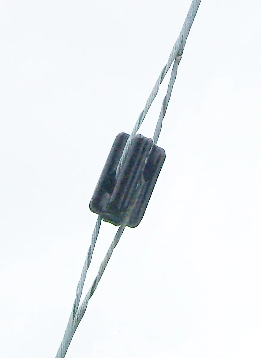 Isolateur de contrainte de hauban en ligne épissant deux portions de câble