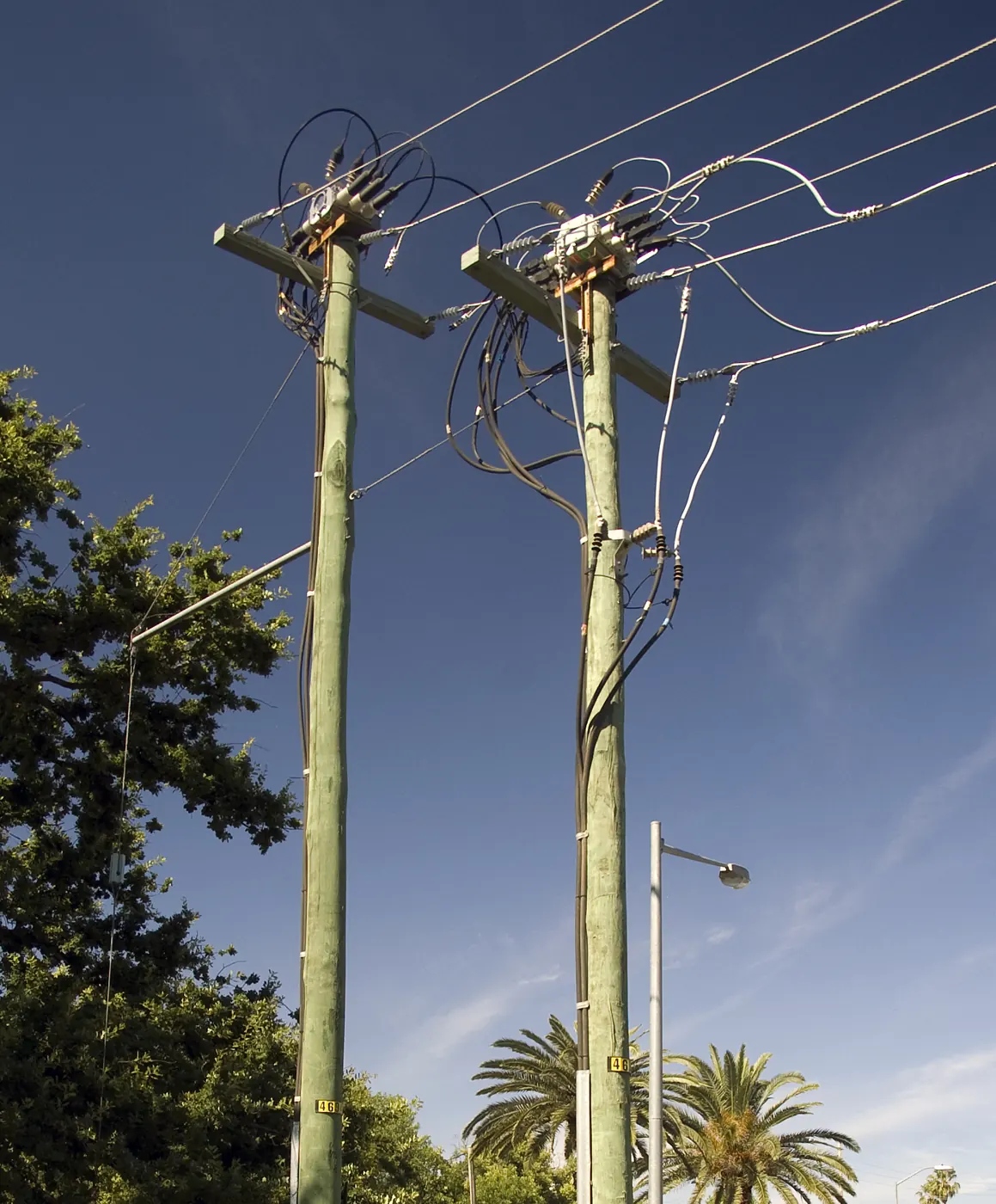 Dead end utility pole structure with cross arms
